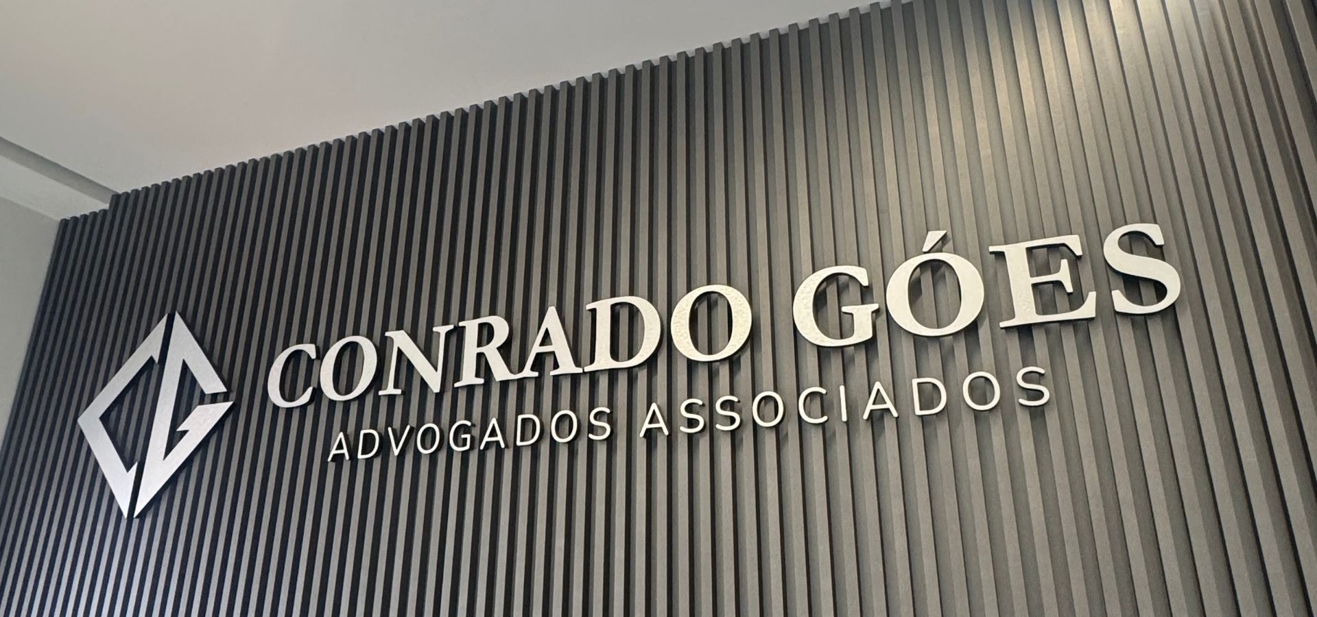 Fachada de tribunal de justiça em tons escuros, colunas de mármore preto, atmosfera séria e imponente, iluminação dramática noturna, fotografia realista de arquitetura judicial